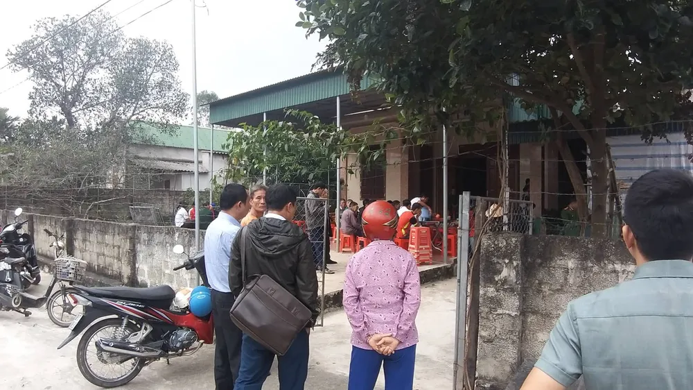 Cơ quan chức năng có mặt tại hiện trường để điều tra làm rõ nguyên nhân vụ việc
