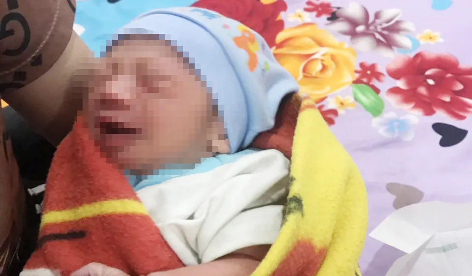 Bé trai đang được chăm sóc chu đáo