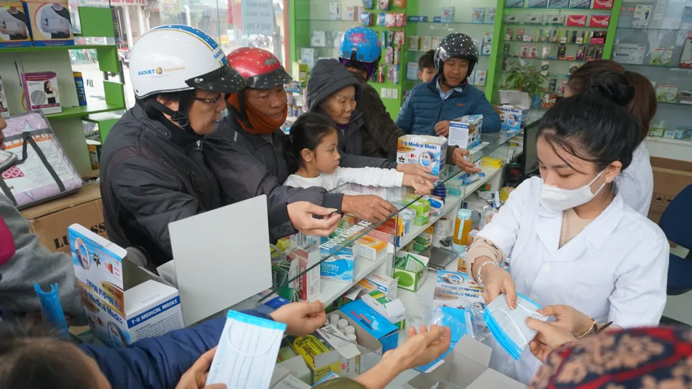 Một quầy thuốc tây trên đường Hải Thượng Lãn Ông, TP Hà Tĩnh phát miễn phí khẩu trang y tế cho người dân sáng 1-2-2020