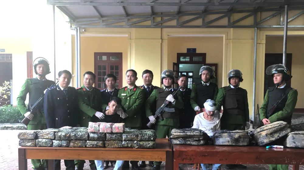 Đối tượng bị bắt giữ cùng tang vật