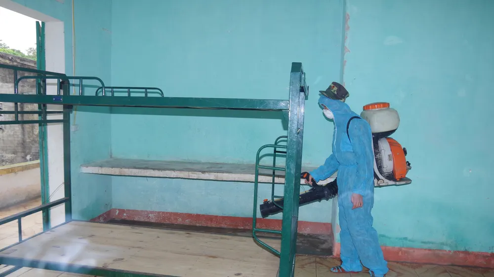 Phun tiêu độc khử trùng khu vực được chọn làm địa điểm cách ly tập trung ở Hà Tĩnh