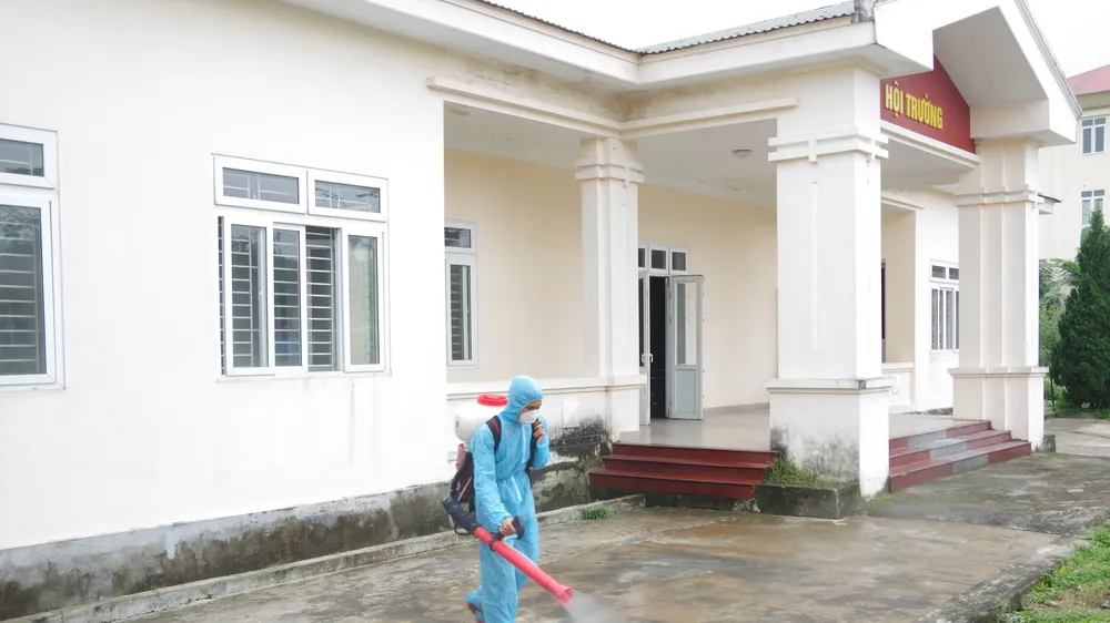 Phun tiêu độc khử trùng khu vực được chọn làm địa điểm cách ly tập trung ở Hà Tĩnh