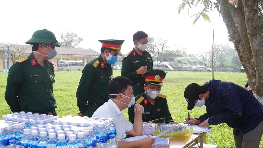 Lực lượng chức năng kiểm tra, bàn giao giấy tờ cho công dân hoàn thành thời gian cách ly