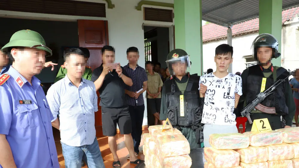 Đối tượng cùng tang vật bị bắt giữ. Ảnh Công an Hà Tĩnh