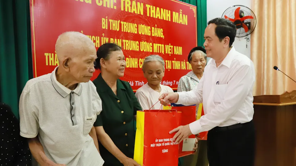 Chủ tịch Ủy ban Trung ương MTTQ Việt Nam tặng quà gia đình chính sách ở Hà Tĩnh