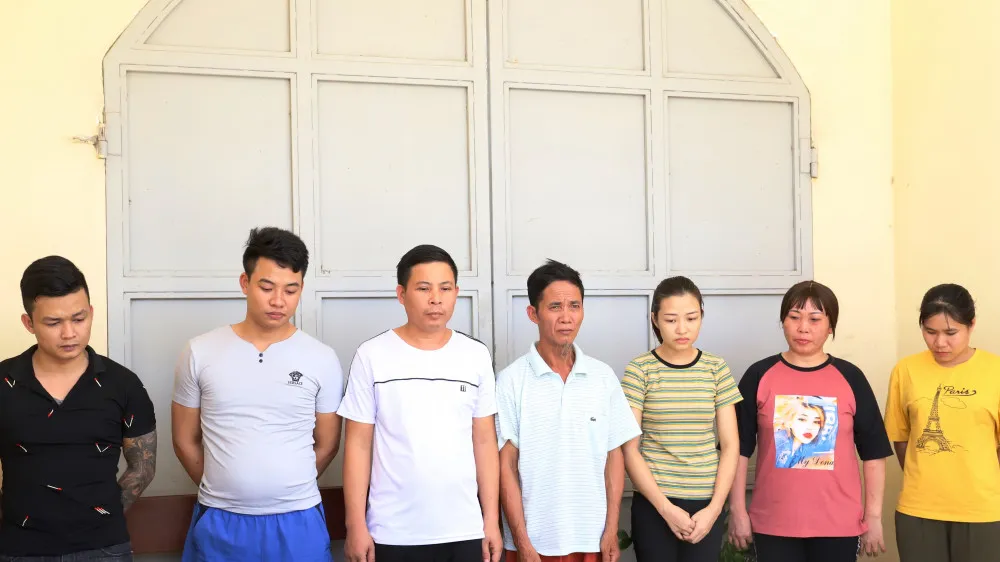 Các đối tượng và tang vật bị thu giữ tại cơ quan công an. Ảnh Công an Hà Tĩnh