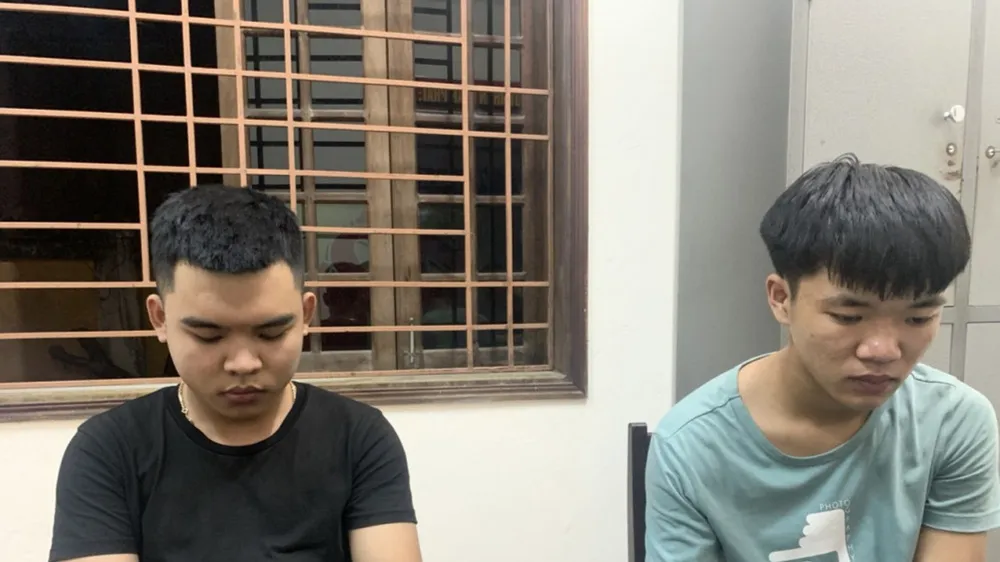 Hai đối tượng Cao và Duẫn tại cơ quan Công an. Ảnh Công an Hà Tĩnh