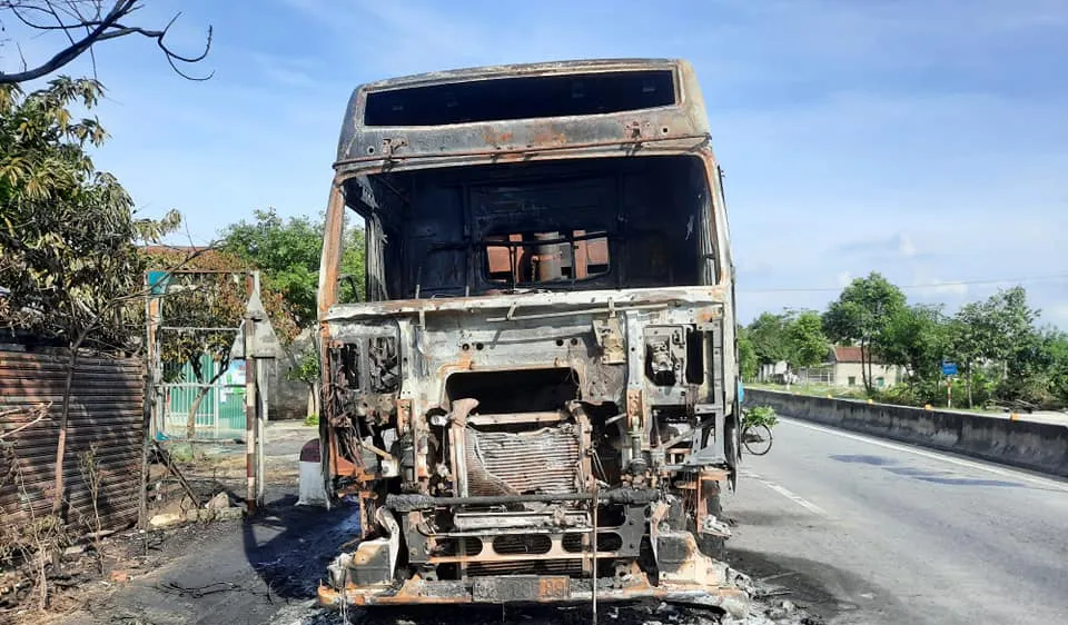 Phần đầu của xe ô tô đầu kéo bị cháy trơ khung