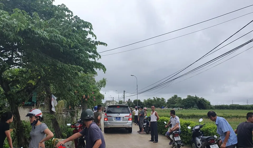 Lực lượng chức năng đang phong tỏa hiện trường, điều tra vụ việc