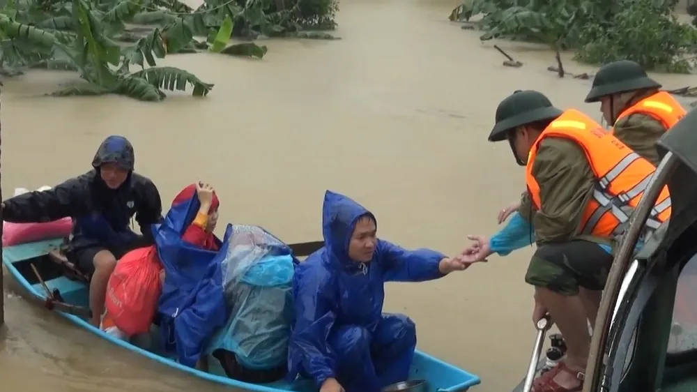 BĐBP tỉnh Hà Tĩnh kịp thời ứng cứu nhiều người dân vùng lũ đưa đến vị trí an toàn