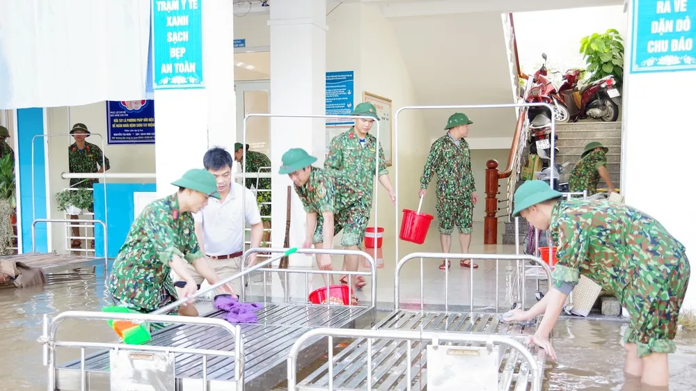 Cán bộ, nhân viên C20 Trinh sát – đặc nhiệm giúp Trạm Y tế xã Cẩm Vịnh, huyện Cẩm Xuyên vệ sinh các vật dụng y tế
