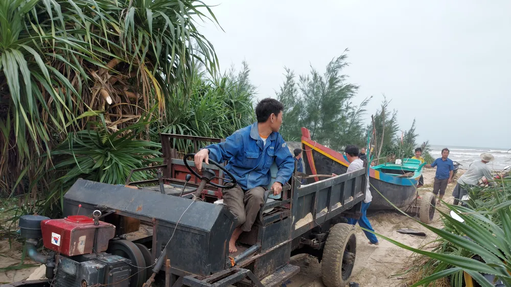 Sáng 25-10, ngư dân ở thị trấn Thiên Cẩm (huyện Cẩm Xuyên, Hà Tĩnh) kéo tàu lên bờ tránh bão