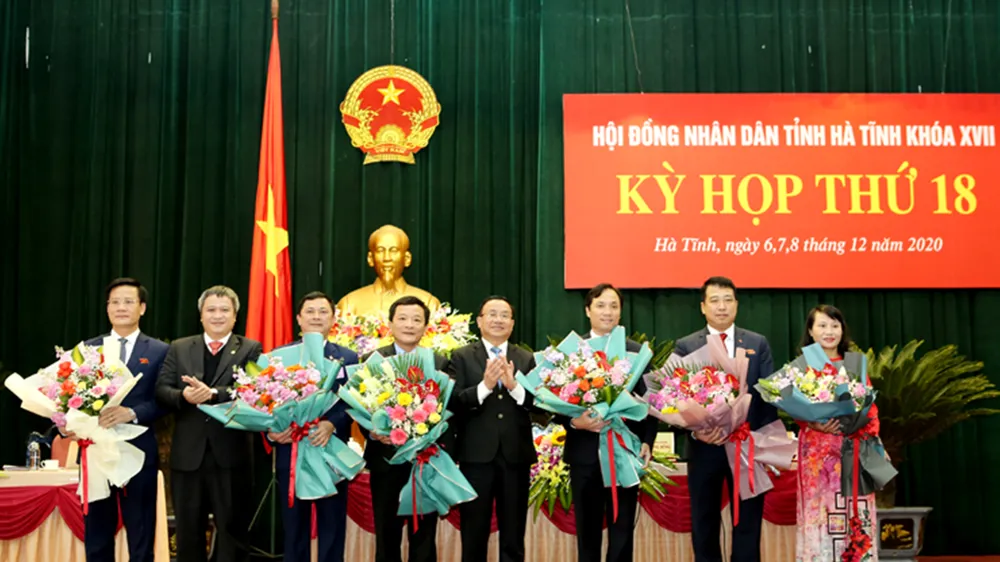 Tặng hoa chúc mừng các đồng chí trong Thường trực HĐND tỉnh và lãnh đạo UBND tỉnh vừa được bầu bổ sung tại kỳ họp