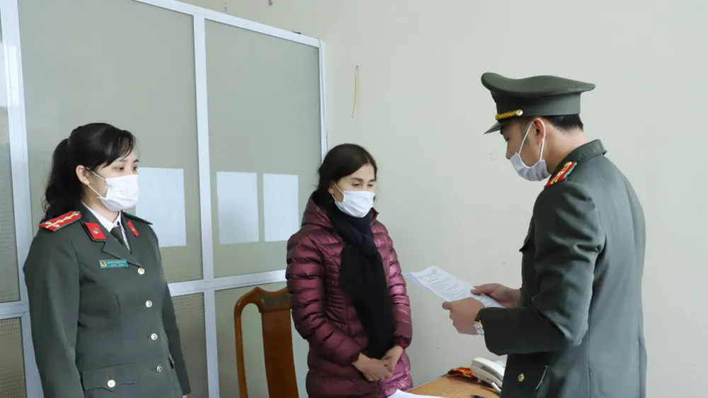 Cơ quan điều tra đọc lệnh khởi tố đối tượng Nguyễn Thị Hồng Hà. Ảnh: Công an Hà Tĩnh cung cấp