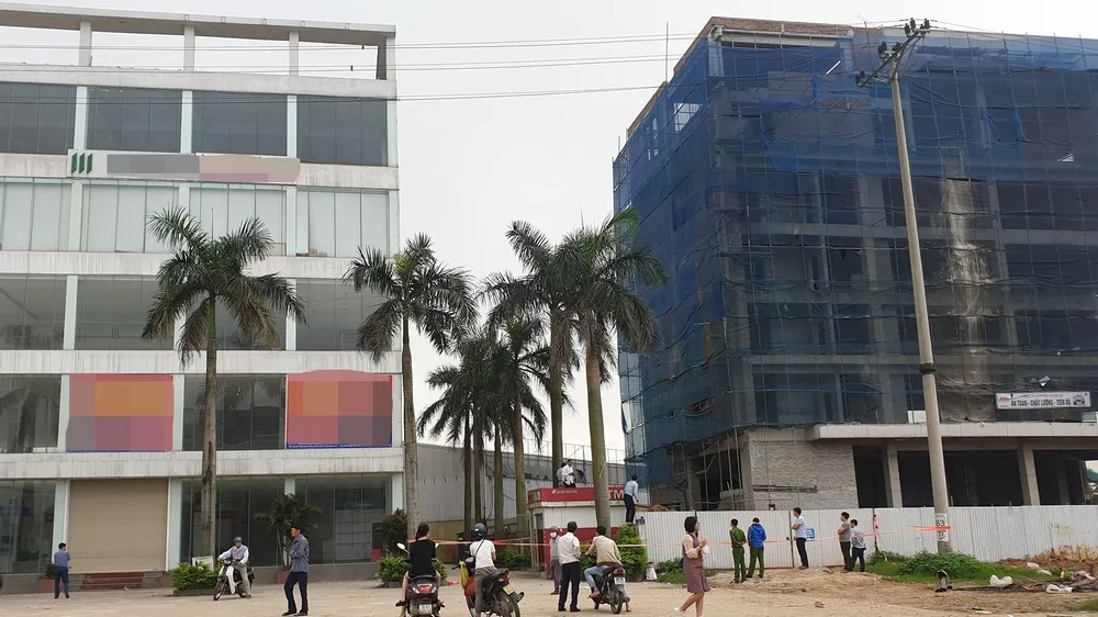 Lực lượng chức năng khám nghiệm hiện trường 