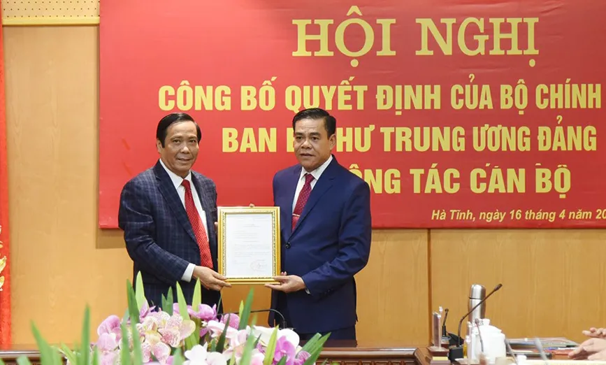 Phó Trưởng ban Thường trực Ban Tổ chức Trung ương Nguyễn Thanh Bình trao quyết định cho ông Võ Trọng Hải. Ảnh: Báo Hà Tĩnh