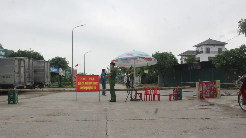 Lực lượng chức năng lập chốt kiểm soát ngăn chặn nguy cơ dịch từ vòng ngoài tại xã Tượng Sơn, huyện Thạch Hà, tỉnh Hà Tĩnh