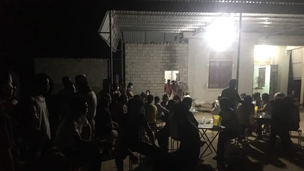 Người dân và chính quyền địa phương đến thăm hỏi và cùng gia đình lo hậu sự cho 2 cháu