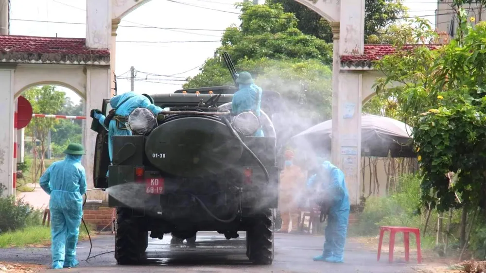 Lực lượng chức năng phun khử khuẩn khu vực phong tỏa trên địa bàn TP Hà Tĩnh 