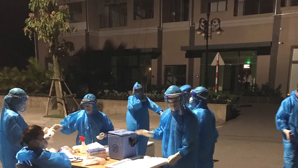 Lực lượng chức năng ở Hà Tĩnh tập trung lấy mẫu xét nghiệm cho người dân