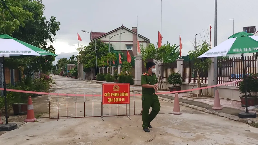 Lực lượng chức năng lập chốt phong tỏa khu vực liên quan ở thị trấn Thạch Hà