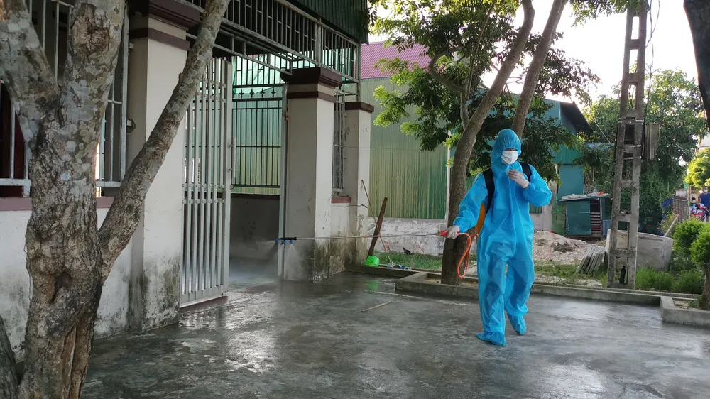 Lực lượng chức năng lập chốt phong tỏa khu vực liên quan ở xã Thạch Long (huyện Thạch Hà, tỉnh Hà Tĩnh)