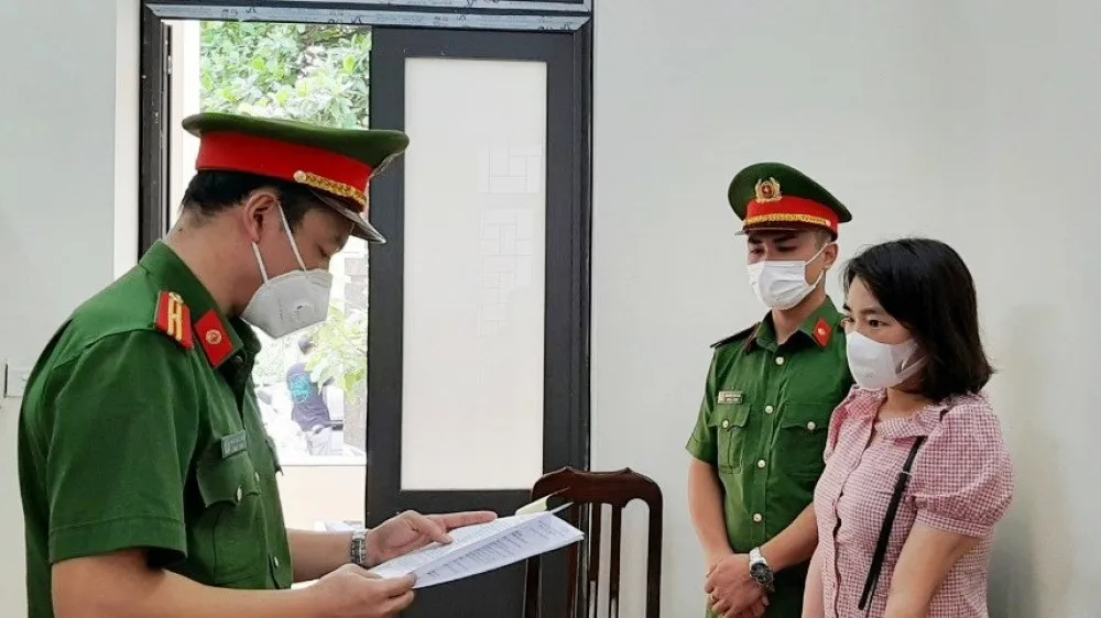 Tống đạt quyết định khởi tố bị can đối với Hoàng Thị Tâm. Ảnh: Công an Hà Tĩnh cung cấp