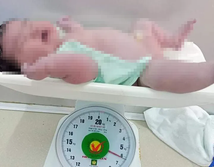 Bé sơ sinh nặng 6,2kg