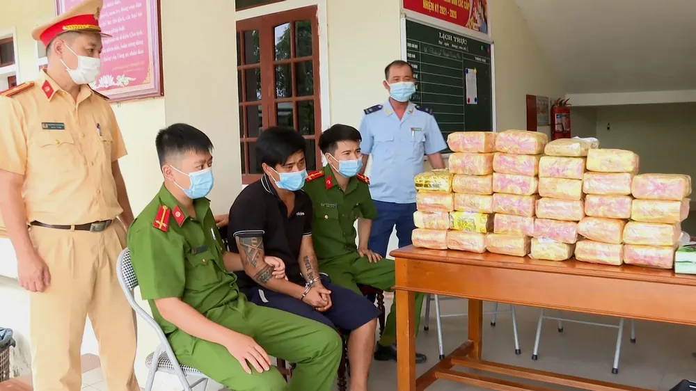 Phạm Minh Đức cùng tang vật bị thu giữ