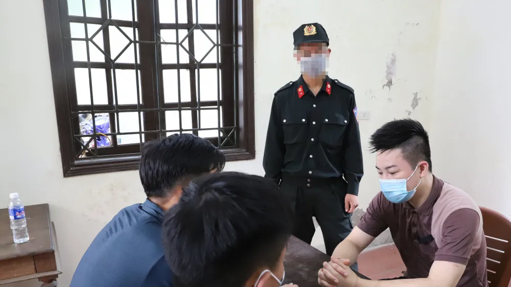 Cơ quan chức năng làm việc với Nguyễn Trường Giang. Ảnh: Công an Hà Tĩnh cung cấp