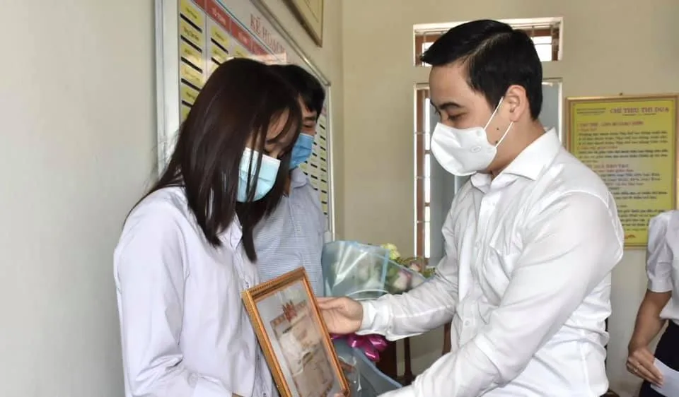 Bí thư Tỉnh đoàn Hà Tĩnh Lê Thành Đông trao bằng khen cho em Võ Thị Kim Anh