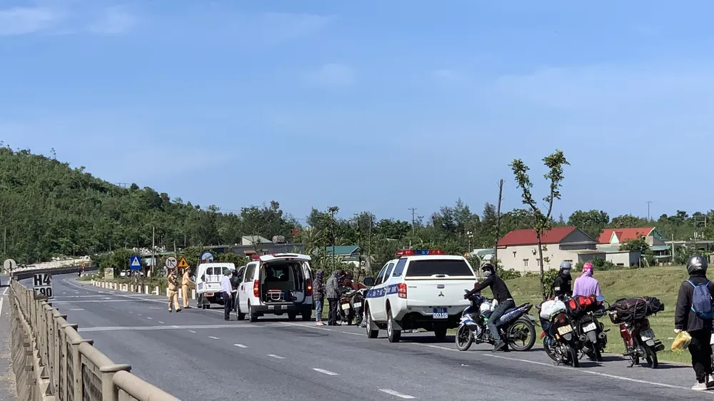 Người dân từ các tỉnh phía Nam đi phương tiện cá nhân về quê tại chốt kiểm soát phòng chống dịch trên Quốc lộ 1 (thị xã Kỳ Anh, tỉnh Hà Tĩnh)