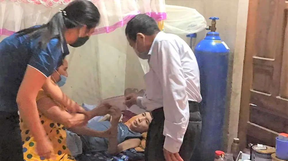 Trao 11,3 triệu đồng cho gia đình anh Trần Văn Đạt