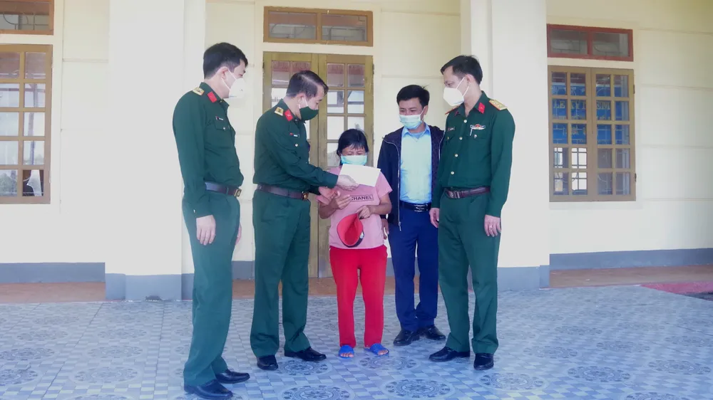 Lãnh đạo Bộ Chỉ huy Quân sự tỉnh Hà Tĩnh tặng quà động viên một thương binh ở huyện Thạch Hà