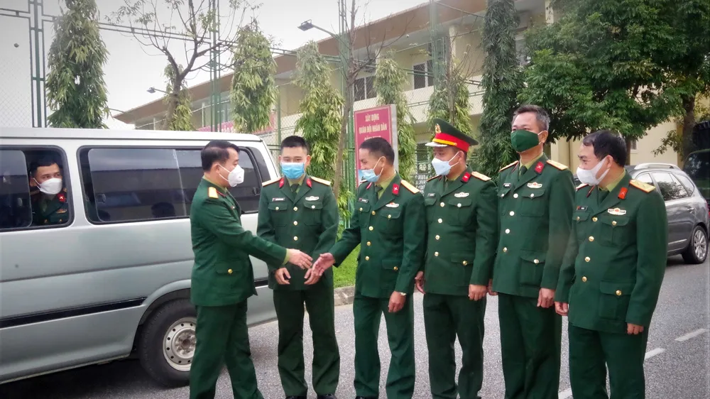 Lãnh đạo Bộ CHQS tỉnh Hà Tĩnh động viên các cán bộ, quân nhân trước khi lên đường thực hiện nhiệm vụ
