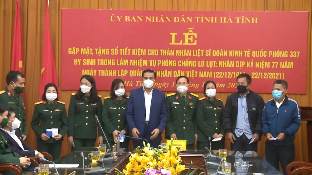Chủ tịch UBND tỉnh Hà Tĩnh Võ Trọng Hải trao tặng 6 sổ tiết kiệm cho 6 gia đình thân nhân liệt sĩ thuộc Đoàn Kinh tế - Quốc phòng 337