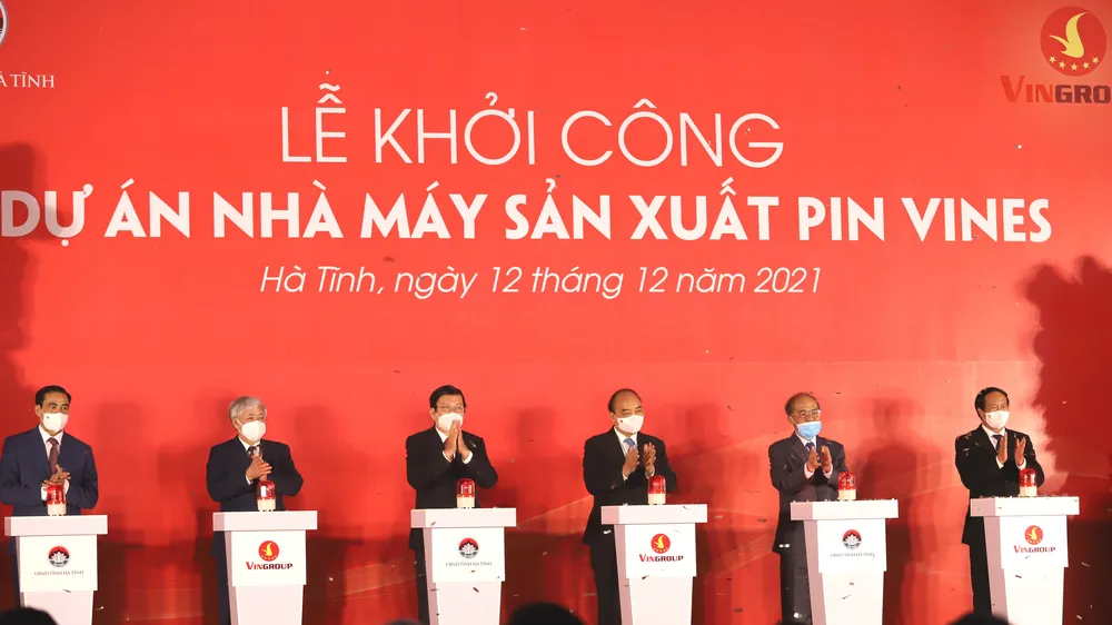 Chủ tịch nước Nguyễn Xuân Phúc và các đại biểu nhấn nút khởi công dự án Nhà máy sản xuất Pin VinES tại Khu kinh tế Vũng Áng, tỉnh Hà Tĩnh