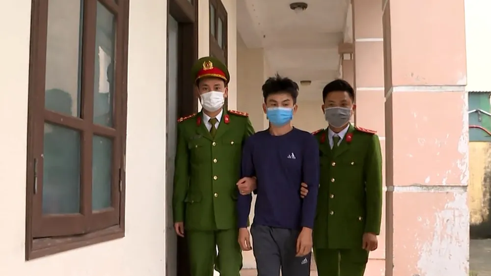 Cơ quan Cảnh sát điều tra áp giải đối tượng Hoàng Nhật Linh