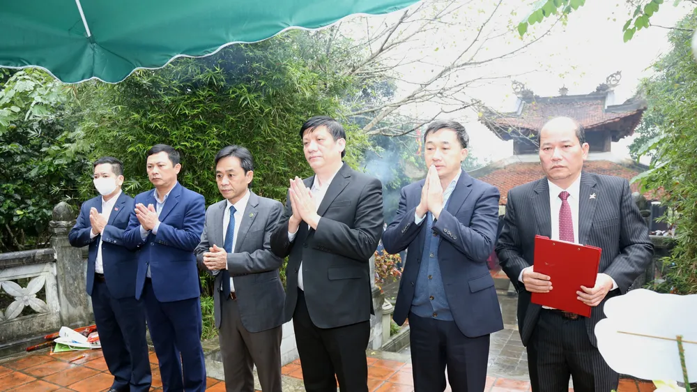 Bộ trưởng Bộ Y tế Nguyễn Thanh Long và lãnh đạo tỉnh Hà Tĩnh dâng hương tưởng niệm ngày mất của Đại danh y Hải Thượng Lãn Ông Lê Hữu Trác