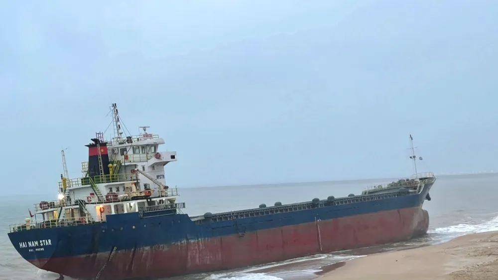 Tàu Hải Nam Star thời điểm bị mắc cạn