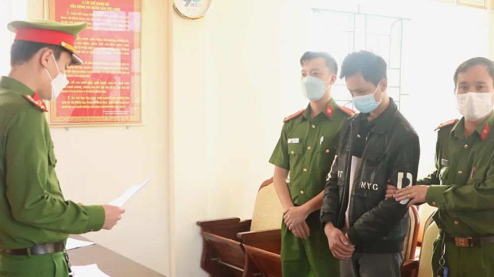 Cơ quan CSĐT Công an tỉnh Hà Tĩnh bắt Phạm Văn Tuấn. Ảnh: Công an Hà Tĩnh 