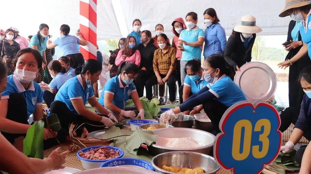Các đội tham gia hội thi gói, nấu bánh chưng dâng Quốc Tổ Hùng Vương năm 2022