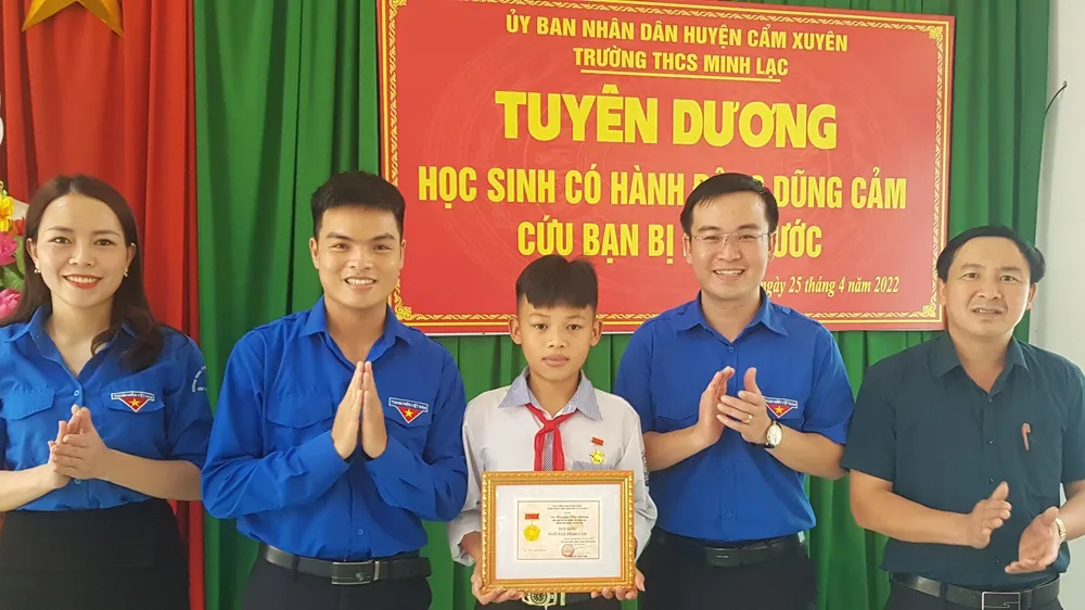 Đại diện Tỉnh đoàn Hà Tĩnh trao Huy hiệu Tuổi trẻ dũng cảm cho em Nguyễn Văn Dương