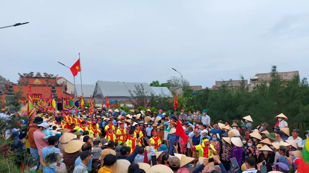Hàng ngàn người dân tham gia lễ hội cầu ngư Nhượng Bạn