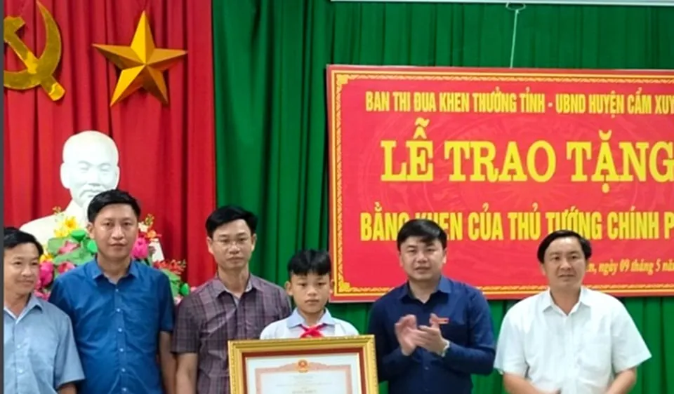 Lãnh đạo Ban Thi đua - Khen thưởng tỉnh Hà Tĩnh và UBND huyện Cẩm Xuyên trao bằng khen của Thủ tướng Chính phủ cho em Nguyễn Văn Dương