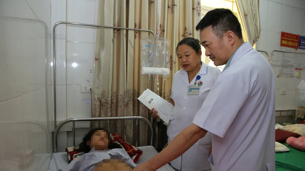 Bác sĩ Bệnh viện Đa khoa Hà Tĩnh kiểm tra, theo dõi tình hình sức khỏe sản phụ H. sau sinh