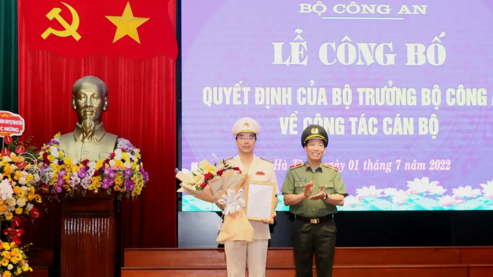 Thiếu tướng Lê Văn Tuyến trao quyết định cho Thượng tá Nguyễn Hồng Phong, tân Giám đốc Công an tỉnh Hà Tĩnh