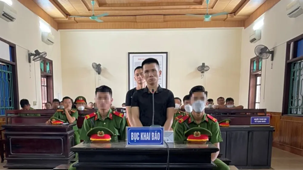 Bị cáo Nguyễn Quốc Ngọ (áo đen, đứng đầu) tại phiên tòa