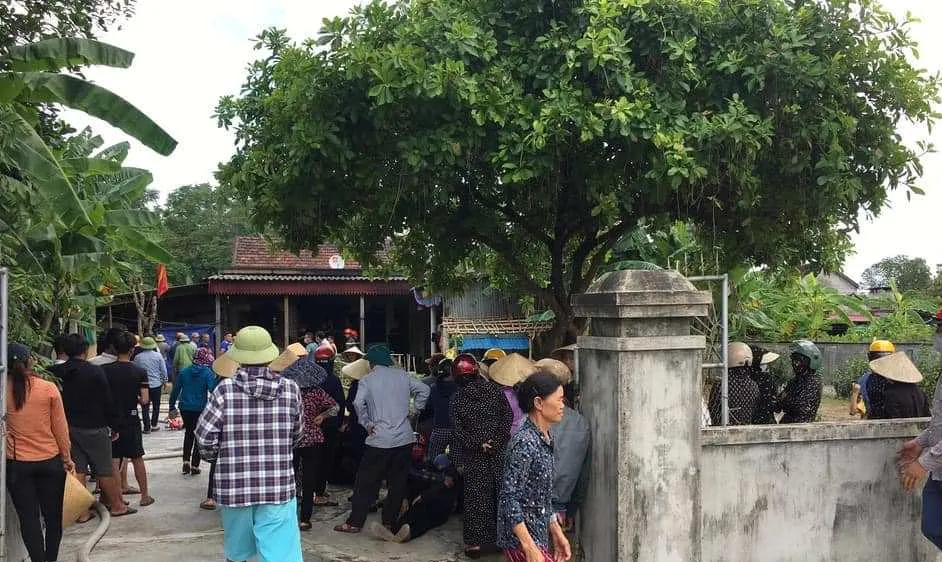 Nhiều người dân địa phương đến tham gia dập lửa