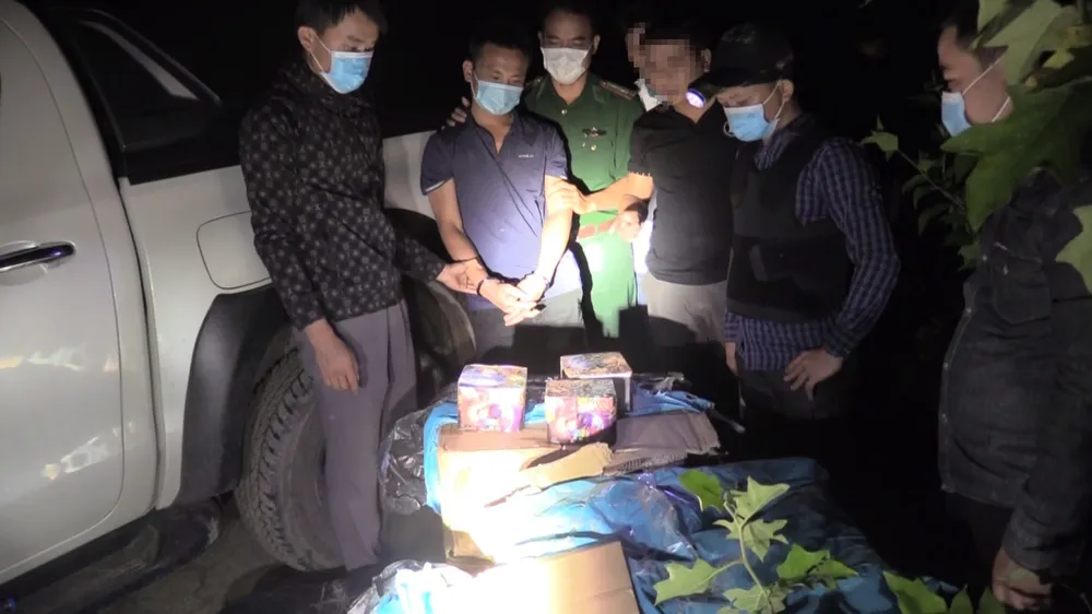 Đối tượng Trương Ngọc Thứ cùng tang vật pháo hoa nổ bị lực lượng chức năng bắt giữ trong đêm